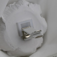 Diffuseur d'huiles essentielles en céramique parfumée en forme de fleur de pivoine de couleur grise pour l'aération de la voiture