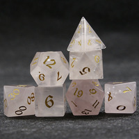 Dés polyédriques D20 DND personnalisés (16-24 mm) en pierre de cristal rose avec logo personnalisé, ensemble de 7 pièces dans un sac en velours pour les jeux DND