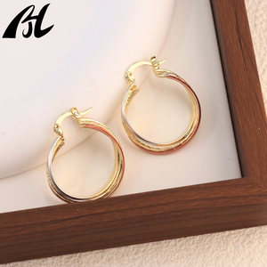 H665 Top-Sale Trendige 14K Dreifarbige Gold Dreireihige Ovale Creolen Modischer Damenschmuck aus Legierung im gedrehten Creolen-Stil - Product Image 5