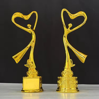 Trophée personnalisé en résine dorée de 26 cm de hauteur représentant une danseuse, idéal pour les concours de danse, de gymnastique et d'art.