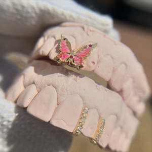 Rose émail papillon Grillz filles visage ouvert femmes mignonnes <span class=keywords><strong>haut</strong></span> <span class=keywords><strong>avant</strong></span> <span class=keywords><strong>dent</strong></span> rose Moissanite diamant S925 argent or dents Grillz - Product Image 3