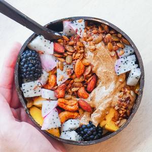 ช้อนและชามจากกะลามะพร้าวธรรมชาติ ทำด้วยมือ ย่อยสลายได้ เป็นมิตรกับสิ่งแวดล้อม เหมาะสำหรับร้านอาหาร คาเฟ่ ใช้ในบ้าน หรือเป็นของขวัญทางธุรกิจ - Product Image 3