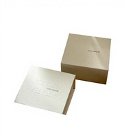 Boîte d'emballage de bijoux haut de gamme avec logo gaufré, design à rabat magnétique texturé, personnalisable, en carton parfumé à l'herbe