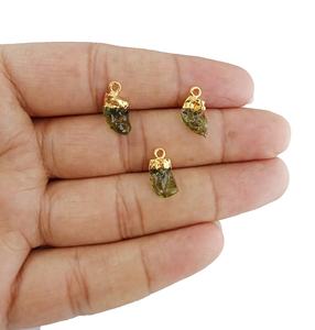 Colgante galvanizado de oro sin procesar, moldavita - Product Image 1