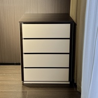 Table de chevet moderne en bois à quatre tiroirs avec double compartiment dissimulé, serrure à induction et ouverture latérale mécanique – Meuble de chambre à coucher