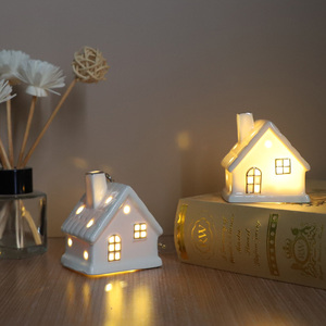 Cordless LED Ceramic Village Building scena <span class=keywords><strong>natalizia</strong></span> personalizzata villaggio vacanze in miniatura piccole case in ceramica appese in vendita - Product Image 2