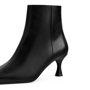 Bottes d'hiver pour femmes en cuir noir à bout carré avec fermeture éclair, modèle Accept Designers - Product Image 4