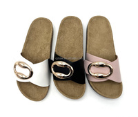 Pantoufles et sandales plates à la mode classique avec boucle design OEM logo personnalisé injection PVC dernières tendances bon marché pour femmes chaussures et sandales pour femmes