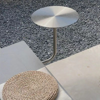 Table d'appoint murale ronde en acier inoxydable, support de tasse à café incurvé à fixation par pince, style moderne et minimaliste