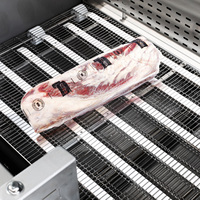 Chaîne de production automatique de mise sous vide à bande pour viande rouge avec tunnel de rétraction à eau chaude et sécheur à lame d'air pour le traitement du bœuf et du porc