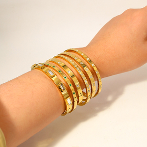 <span class=keywords><strong>Bracciali</strong></span> a Polsino Geometrici Ipoallergenici in <span class=keywords><strong>Acciaio</strong></span> Inox Placcato Oro 18K con Zirconi Incastonati per Donne - Product Image 2