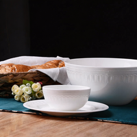 Assiette de table en céramique de porcelaine fine blanche pure, style coréen, motif chapelet bouddhiste, créative et pratique, avec décor en relief