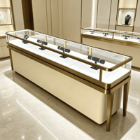 Comptoir à bijoux exquis, vitrine à bijoux en verre incurvé et métal, conçue sur mesure, adaptée aux bijouteries de Dubaï