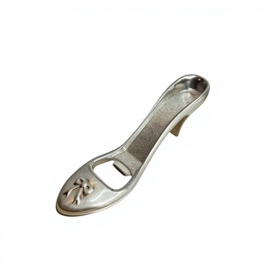 Abridor de botellas de metal fundido a mano con diseño de sandalia de tacón elegante, acabado plateado, duradero, para uso en bares y fiestas. - Product Image 1