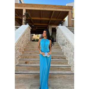 Vestido de Gala Largo Azul Albertina con Escote Pronunciado y Detalles de Crochet para Fiestas Nocturnas, Banquetes y Quinceañeras. Disponible en Tallas XS a XL - Product Image 3