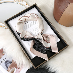 <span class=keywords><strong>Foulard</strong></span> Quadrato Elegante da <span class=keywords><strong>Donna</strong></span> 70cm/27in, Stampa Personalizzata di Design, Lussuoso Accessorio per Capelli in Seta - Product Image 6