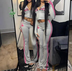 ชุดเซ็ตผู้หญิงสำหรับฤดูใบไม้ร่วงใหม่ เสื้อครอปแขนยาวพิมพ์ลายตัวอักษรพร้อมแถบข้างและกางเกงขาบาน ชุดลำลองแบบมีฮู้ด 2 ชิ้น - Product Image 2