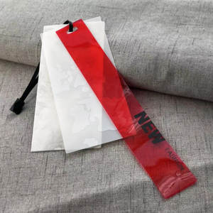 Étiquettes suspendues personnalisées de luxe en PVC givré <span class=keywords><strong>translucide</strong></span> avec logo en relief <span class=keywords><strong>pour</strong></span> vêtements, jeans et maillots de bain - Product Image 2