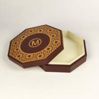 Boîte cadeau octogonale en bois foncé pour chocolats et dattes, doublure en velours, motif gravé au laser, logo personnalisé pour l'emballage de friandises du Ramadan et de l'Aïd