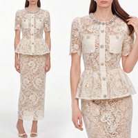 Elegante Vestido Maxi de Verano con Cuello Redondo y Manga Corta, Estilo Francés, Color Beige Suave, con Pedrería y Encaje, Efecto de Dos Piezas