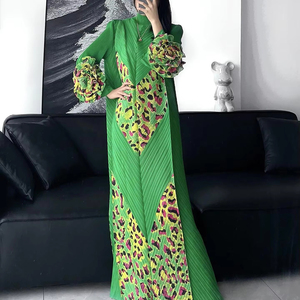 เดรสยาวทรงพลีทสีพื้น Miyake รุ่นใหม่ประจำฤดูร้อนปี 2026 สไตล์ลำลองหลวมๆ ลายเสือดาว ไซส์พลัสสำหรับผู้หญิง - Product Image 1