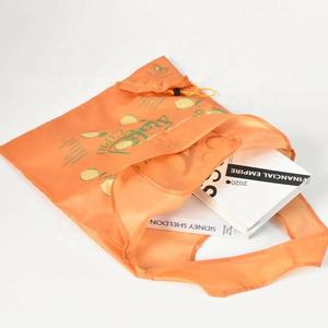 Fourre-tout promotionnel en polyester Sac à provisions pliant fraise - Product Image 4