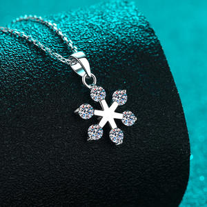 Design flocon de neige avec minuscule collier pendentif en moissanite étincelante en argent sterling 925 - Product Image 5