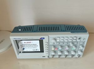 Oscilloscope numérique à quatre canaux Tektronix TDS2024C 200 MHz 2 GS/s - Product Image 2