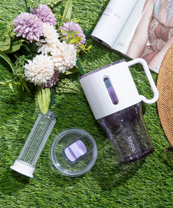 Gobelet de voyage en plastique durable personnalisé avec couvercle et infuseur Solution à boire en déplacement - Product Image 4