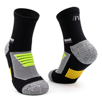 Chaussettes de sport de basket-ball pour hommes Taille jeune personnalisée Respirant Coussin épais en coton tricoté Absorbant la sueur Poignée antidérapante Automne