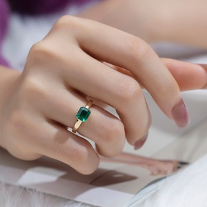 Anillo de Compromiso Estilo Halo con Esmeralda Cultivada en Laboratorio de 1 Quilate y Corte Esmeralda de 18k de Messi Jewelry - Product Image 3