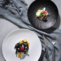 Assiette en céramique à rayures européennes en relief, idéale pour les banquets de mariage et les restaurants haut de gamme