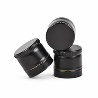 Bouchon de bouteille en métal noir avec ligne décorative dorée, coque mate et bord moleté pour emballage de bouteilles de spiritueux et de vin haut de gamme, vente en gros