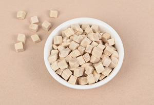 Friandises pour chats lyophilisées biologiques en gros, seau de granulés de poulet et d'épinards, riches en protéines, sans sucre, fabriquées à partir de viande de haute qualité - Product Image 2