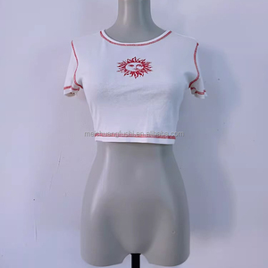 <span class=keywords><strong>T</strong></span>-<span class=keywords><strong>shirt</strong></span> Crop da <span class=keywords><strong>Donna</strong></span> con Cuciture a Contrasto Personalizzate, Modello Sun Baby Tee, in Tessuto a Costine - Product Image 4