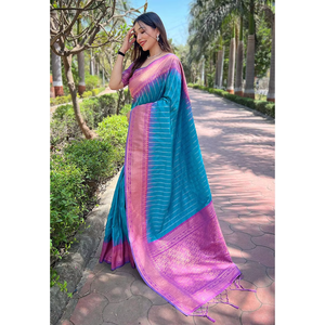 Sari de Seda Suave Azul Claro con Borde Floral y Contraste Tejido con Hilo Zari para Ropa de Club - Product Image 4