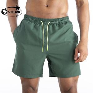 מכנסי שחייה לגברים מבית YOUMI, שירות OEM בהתאמה אישית, בד סטרץ' גמיש לארבעה כיוונים, הגנה מפני קרינת UV, שרוך הידוק, בד ספנדקס/פוליאסטר, צבע אחיד, מתאימים לחוף הים. - Product Image 1