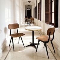 Table et chaises de salle à manger élégantes et de style classique, une table de salle à manger idéale pour les rassemblements décontractés pour le thé de l'après-midi.
