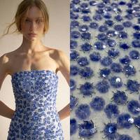 Tissu brodé de sequins et perles tubulaires motif fleur de prunier bleu marine, maille à sequins floraux, tissu personnalisé pour robes de soirée et sacs pour filles