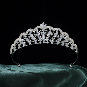 <span class=keywords><strong>Coronas</strong></span> <span class=keywords><strong>de</strong></span> Circonia <span class=keywords><strong>de</strong></span> Princesa Reina al por Mayor ROMANTIC, Tiaras <span class=keywords><strong>de</strong></span> Novia Plateadas para Damas <span class=keywords><strong>de</strong></span> Honor - Product Image 1