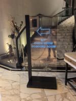 Display OLED Trasparente Verticale Mobile da 55 Pollici con 43% di Alta Trasmittanza, Segnaletica Digitale Commerciale per Gallerie