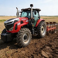 Tracteur avec prise de force PTO de 200 CV compatible avec un motoculteur rotatif haute vitesse, un charrue à lames basculantes et divers outils agricoles
