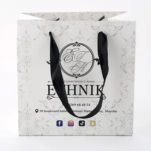 Sacolas de compras de papel personalizadas com logotipos impressos em alça de fita para fornecedor dourado com estampa personalizada