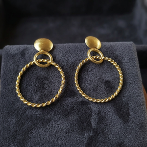 Boucles d'oreilles créoles en laiton plaqué or avec motif corde torsadée, style bohème vintage, bijoux pour femme, idéales pour les occasions festives - Product Image 1