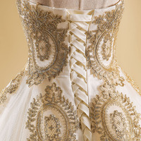 Robe de mariée en dentelle dorée et sequins, style robe de bal, avec appliques et col haut