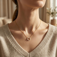 Parure de bijoux coordonnée Gemnel en argent 925 avec CZ rond, comprenant un collier pendentif couronne torsadée et une bague de fiançailles texturée à bande superposée