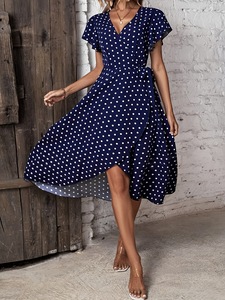 Vestido de mujer al por mayor con estampado de lunares, cuello en V, manga con volantes y bajo irregular, ideal para vacaciones en la playa. - Product Image 2