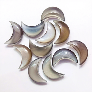 Pierre de lune grise naturelle chatoyante, facettée en croissant de 12 mm, sculptée à la main, breloque en pierre précieuse, prix de gros en vrac pour la fabrication de bijoux - Product Image 1