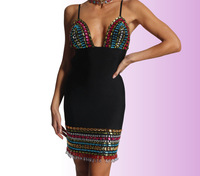 Robe moulante mini noire à fines bretelles avec strass colorés et franges pour femme, idéale pour les soirées club et cocktails