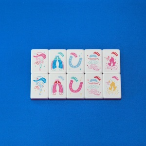 Tessere Mahjong Personalizzate Miss Cowgirl in Lucite Trasparente e Strati Rosa Caldo sul Retro, 160 Tessere, Stivali Bianchi in Acrilico, Pistole Giocattolo - Product Image 5